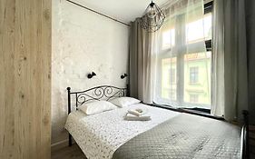 Copernicus Street Apartment - Broken Flowers And Twin Peaks